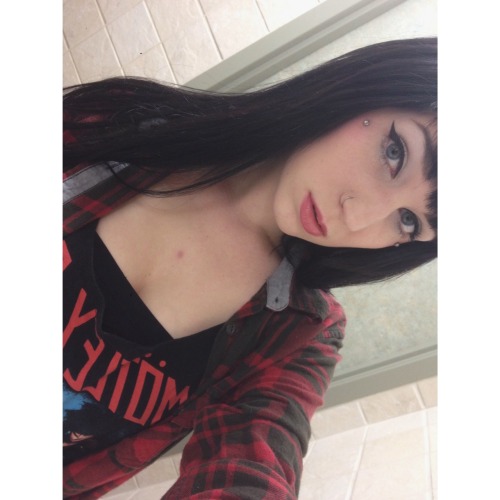 inhaleaggression:  My makeup is so on point today but the rest of my face isn’t