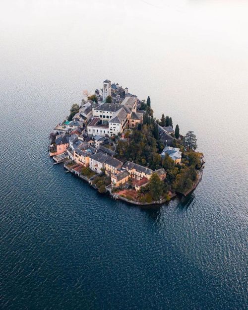 #italia #isolasangiulio #Buongiorno ragazzi, sulle sponde del lago d'Orta sorge una cittadina dall'i