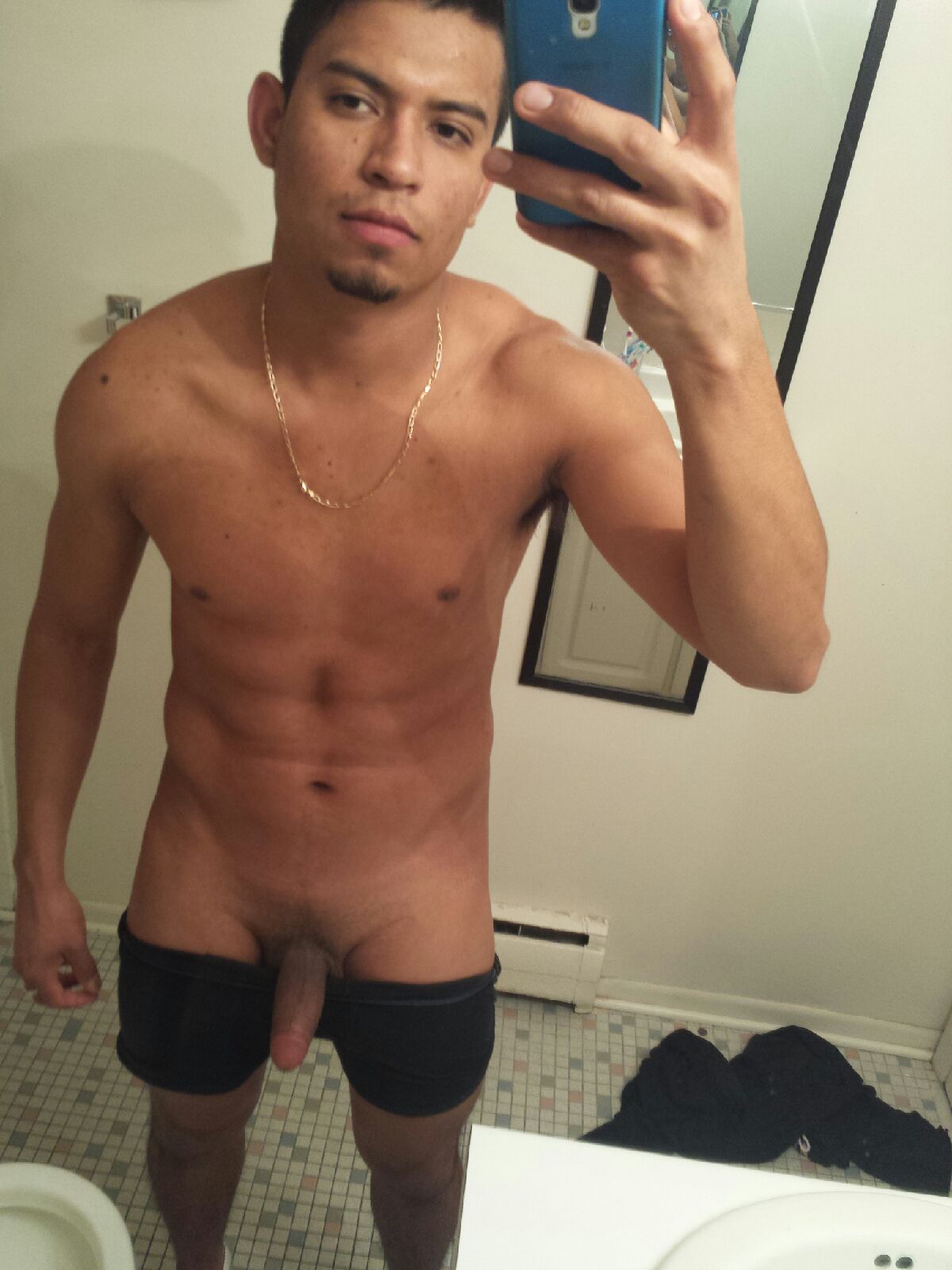 guysexting:  This 23yo absolutely loves to sext &amp; show off his goods! Kinda