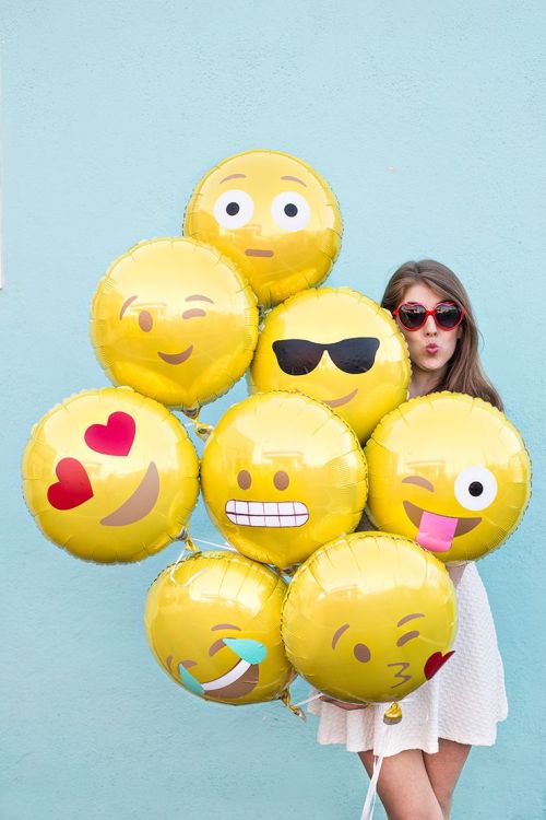 nauticalwheeler:DIY - Emoji Balloons