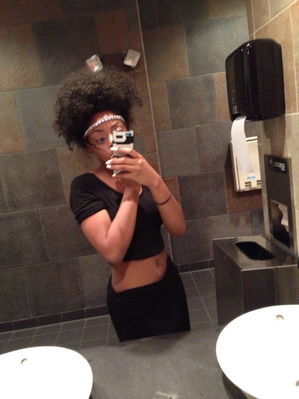 jamaicanamazon:  champagnezombie:selfieqxeen:looking FLEEK for the blackout.flawless