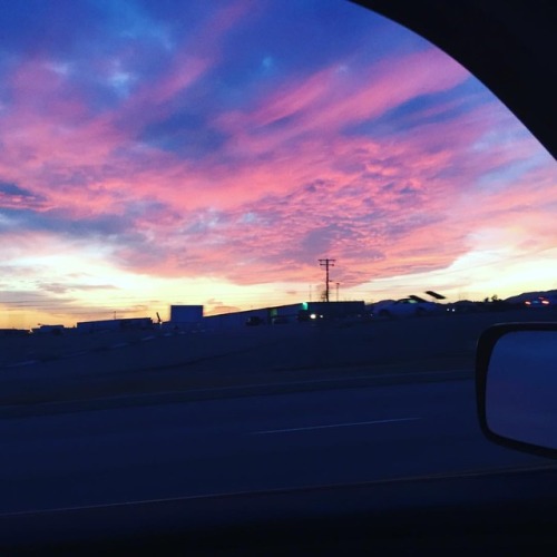 The #sky looks like the damn #unicornfrappuccino #clouds #sunset