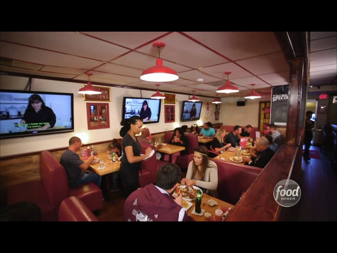 herrmann-crab:  This episode of Diners Drive-ins and Dives is visiting a restaurant