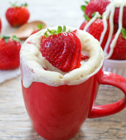 foodffs:  STRAWBERRIES AND CREAM MUG CAKE Really nice recipes. Every hour.      