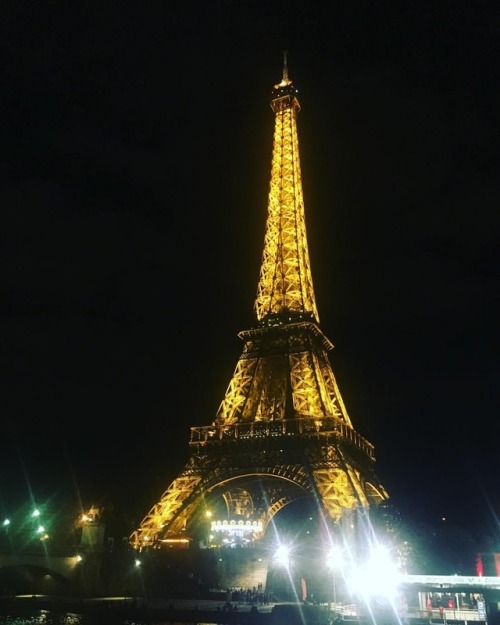 #paris #toureiffel #eiffeltower #bynight #boat #fashionweek #manwomanshows (à Eiffel Tower)