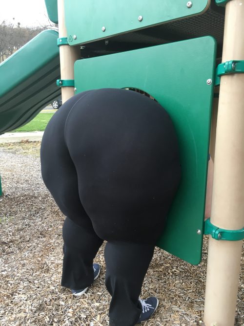 bumpy1965: speedygonzalez2: Big Ass Booty Stuck  Lawd!!!!