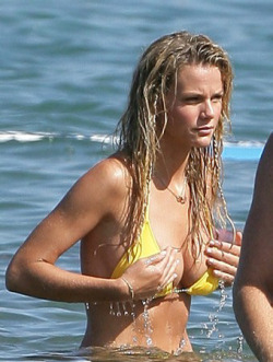 brooklyn-decker-is:  eye-catching