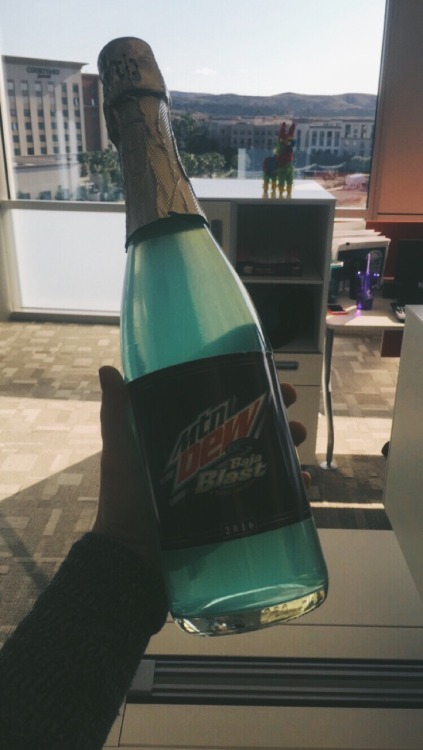 shounensjpg: shannonlikesstuff: poppin bottles this is the cold one you crack open with the boys