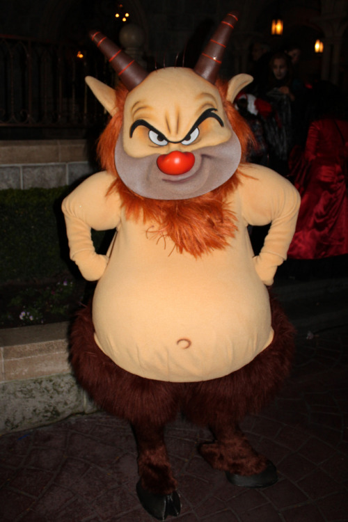 DISNEY PARK CHARACTERS YOU MIGHT MOST LIKELY NEVER SEE! PART FIVE. BEAST AS A HUMAN WTF!