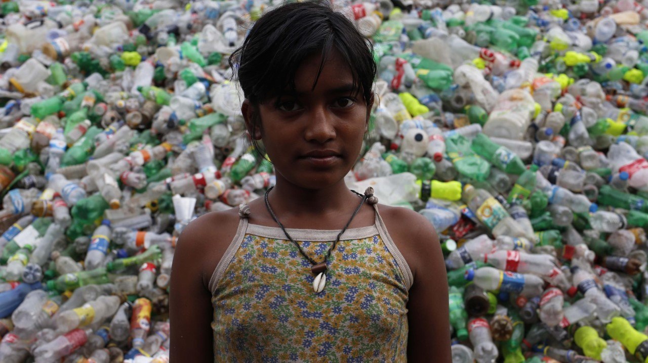 FRAGILIDAD. Jóvenes adolescentes trabajan en una fábrica de reciclado plástico en Daca, Bangladesh, el 31 de Agosto de 2017. (Md Mehedi Hasan / ZUMA Wire / dpa)
MIRÁ TODA LA FOTOGALERÍA