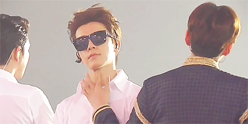 haekey:  ryeowook playing with donghae adam’s apple 