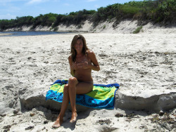 nudeeverywhere:  Milf at the beach