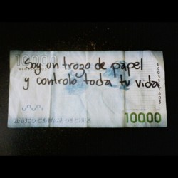 cuarenta-y-dos:  neptu-nope:  electric-dumb:  soyunsersinproblemas:  soy tan ruda y anti capitalista que rayo los billetes.  si no le gusta ese billete y lo raya porque no me lo da a mi :(  Porque tenía que subir la foto a tumblr, o sino, nada tendría