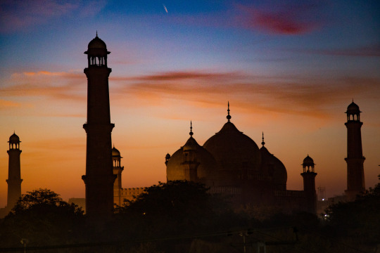 musafirr-x:  Badshahi Mosque Lahore Pakistan at sunrise.