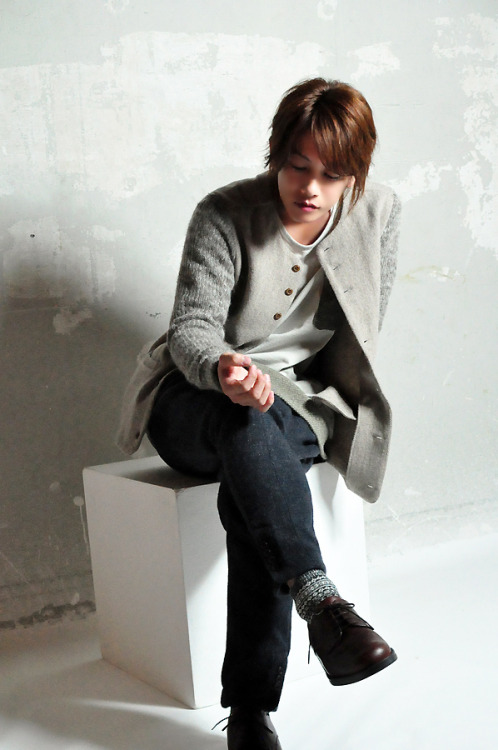 pechumori:Takeru Sato’s interview photos for “The Liar and His Lover” Dec. 11, 2013(with the Kenshin