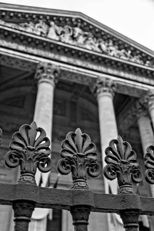 shevyvision:It is an early example of neoclassicism, with a façade modeled on the Pantheon in Rome, 