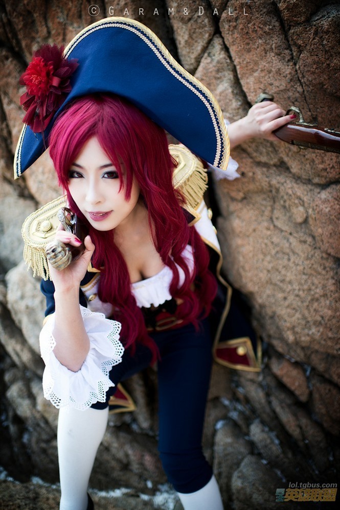 league-of-legends-sexy-girls:  Miss Fortune Cosplay #1 http://lol.tgbus.com/tu/cos/208670.shtml