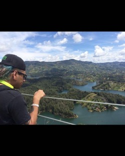 #guatape #pueblo #Colombia #elpenol #elpeñol #bigassrock almost to part 1 of the top there is a lower top and then a tippy tippy top top 😆  #Colombia #SouthAmerica #🇨🇴 #lost #lostnachos #lostnachos2017