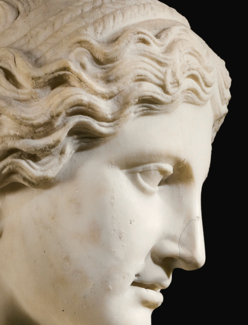 marmarinos:Detail of an ancient Roman statue of Aphrodite (Venus), dated to the 1st century CE. Marb