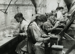 Back-Then: British Women In Glass Factory Cutting Shop Near Birmingham 1914  Source: