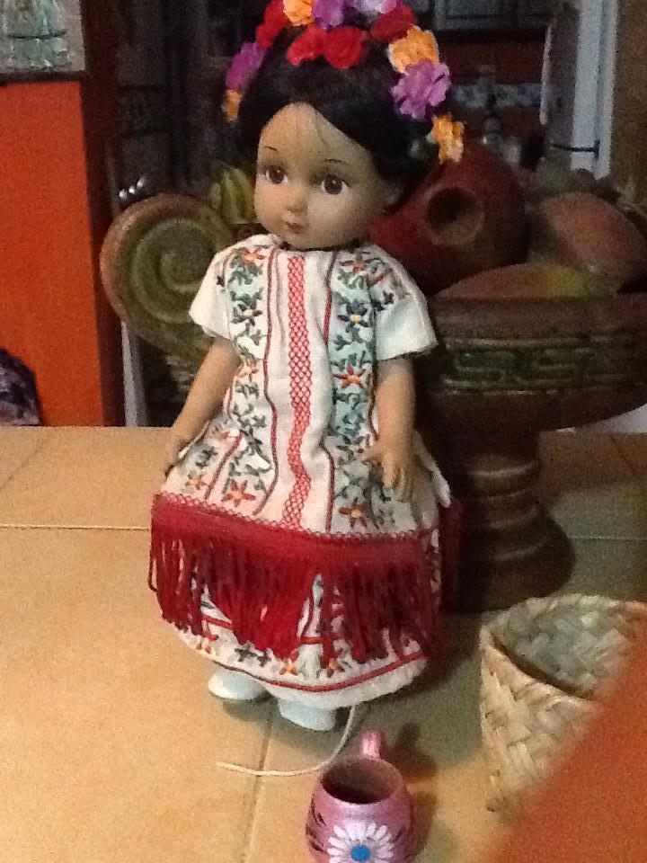 cazadordementes:  Muñequita con traje típico de Yucatán. 