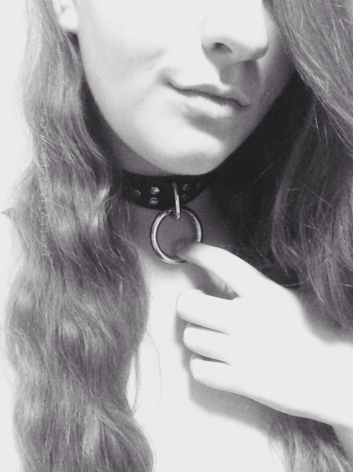 prettylittleperverts:  I just look so right with something around my neck. I was meant to be an owned little pet bitch 💕