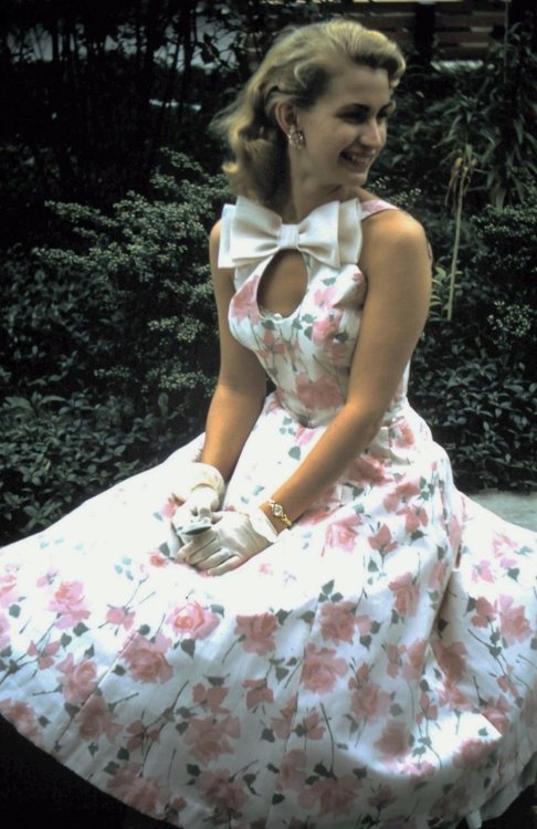 fifties-sixties-everyday-life:  1950s  Cute dress