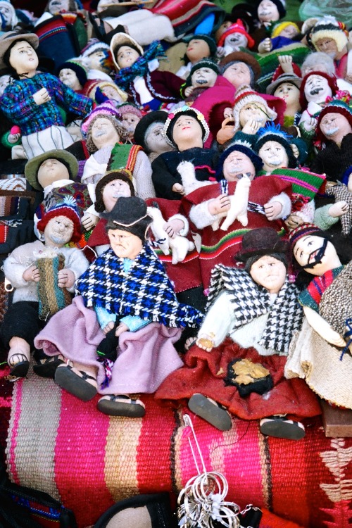 Tesoros turísticos, muñecas aymara, mercado, Tarabuco, Bolivia, 2006.