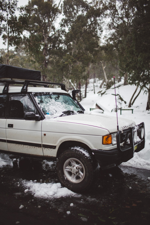 theadventuretruck: At the top of Mount Buffalo we found snow! This was Cuong and Isaiah’s first tim