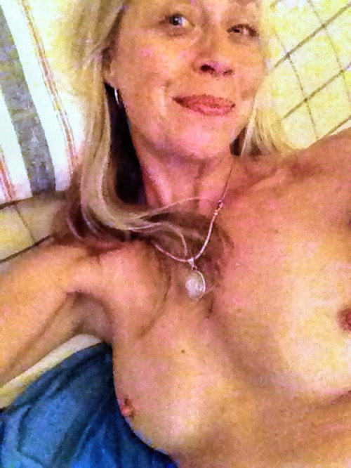 novaguyfun:Thank you for this hot MILF submission!