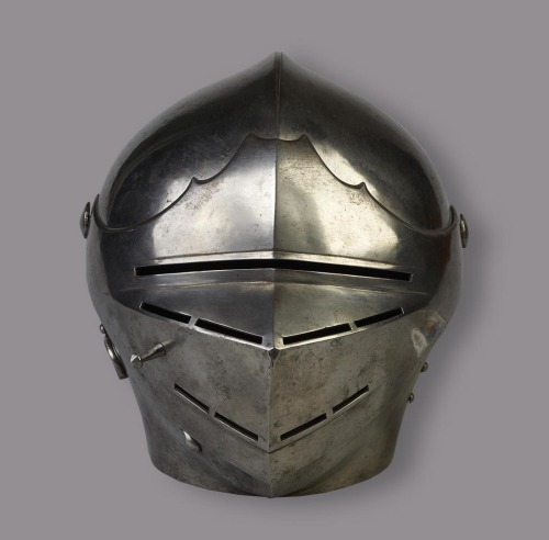 armthearmour:A sleek Close Helmet, possibly German, 16th century (likely early), housed at the State