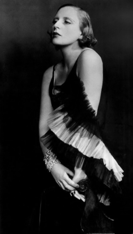 deshistoiresdemode:  Tamara de Lempicka by Dora Kallmus, 1929.