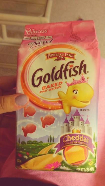 Porn Pics princesskittybear:  Yay I gots Princess goldfish!