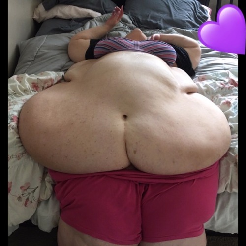 ssbbwvanillahippo:This bed I am on is a Queen. I make it look like a cot.  Have a beautiful weekend!