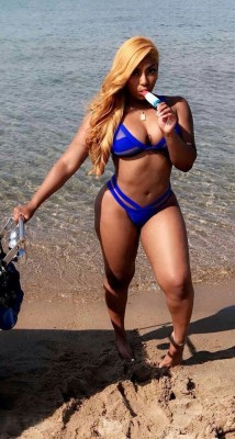 thicksexyasswomen:  sexxyornude:  Riahhfbaby  Melting