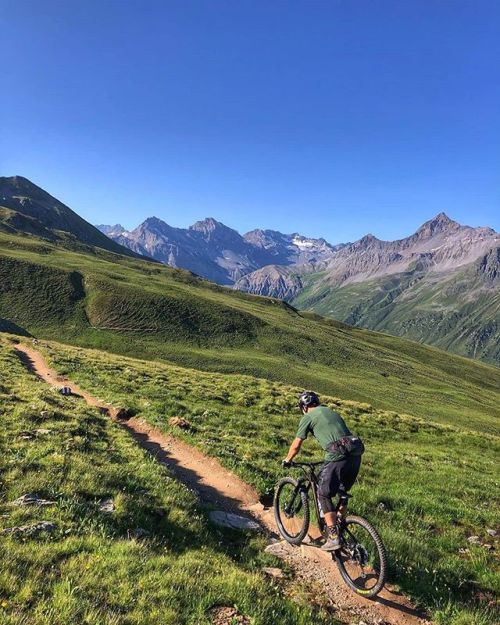 mtbswitzerland: Freust du dich schon auf den Sommer mit seinen saftig grünen Wiesen und den scheinba