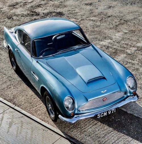 utwo:  Aston Martin DB4GT Competition Lightweight © bonhams