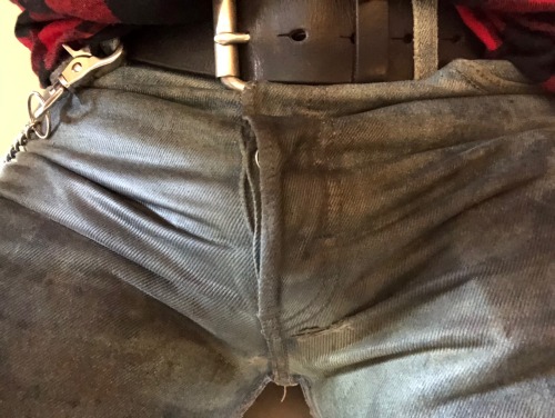 @jeansjeans grease, dirt, sweat and LOADS accumulated over MANY years in these 501s. More than even 