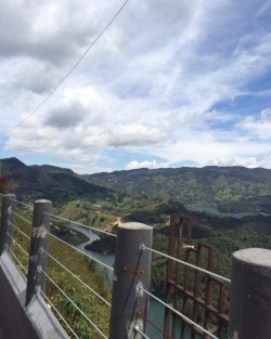 #guatape #pueblo #Colombia #elpenol #elpeñol #bigassrock almost to part 1 of the top there is a lower top and then a tippy tippy top top 😆  #Colombia #SouthAmerica #🇨🇴 #lost #lostnachos #lostnachos2017