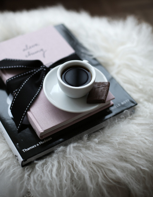 I can definitely go for an espresso, a little bit of chocolate, my journal and a lovely photography book ♥