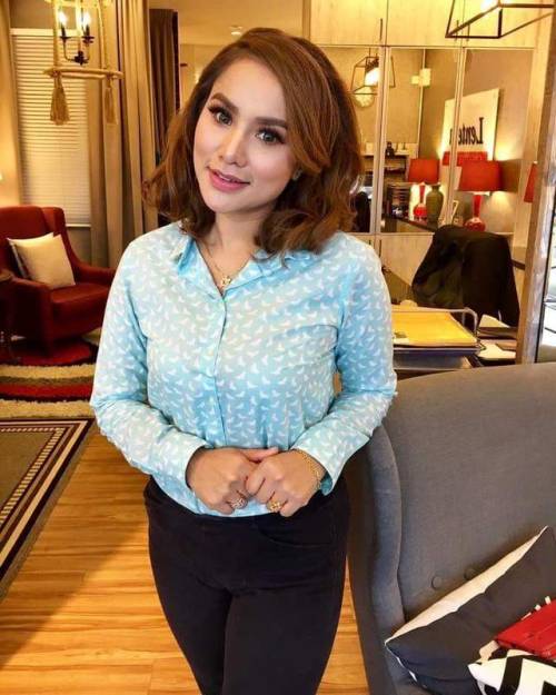 Wahh.. Elly Mazlein pakai baju jarang guys.. nmpak Elly ni pakai bra warna putih siap alur bra lagi.