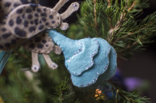 artofmaquenda:Finished two felt handmade ornaments of mating leopard slugs. This is the only time of