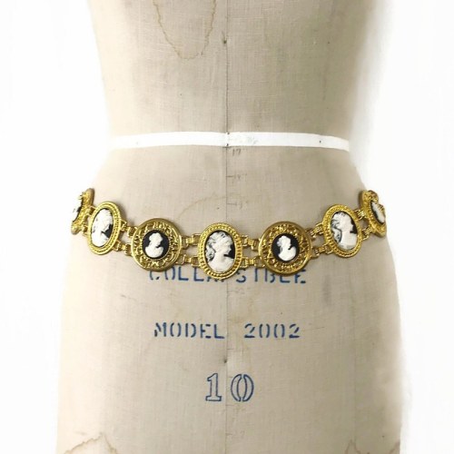 Cameo chain belt by Harwill NY Link in profile or message to purchase#vintagebelt #chainbelt #hipb
