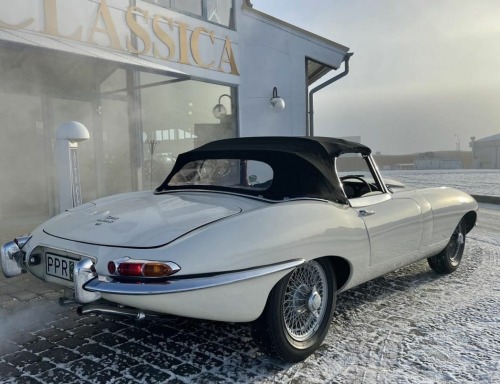 frenchcurious:Jaguar E-Type Roadster 1965.