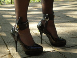 So sexy locking on heels