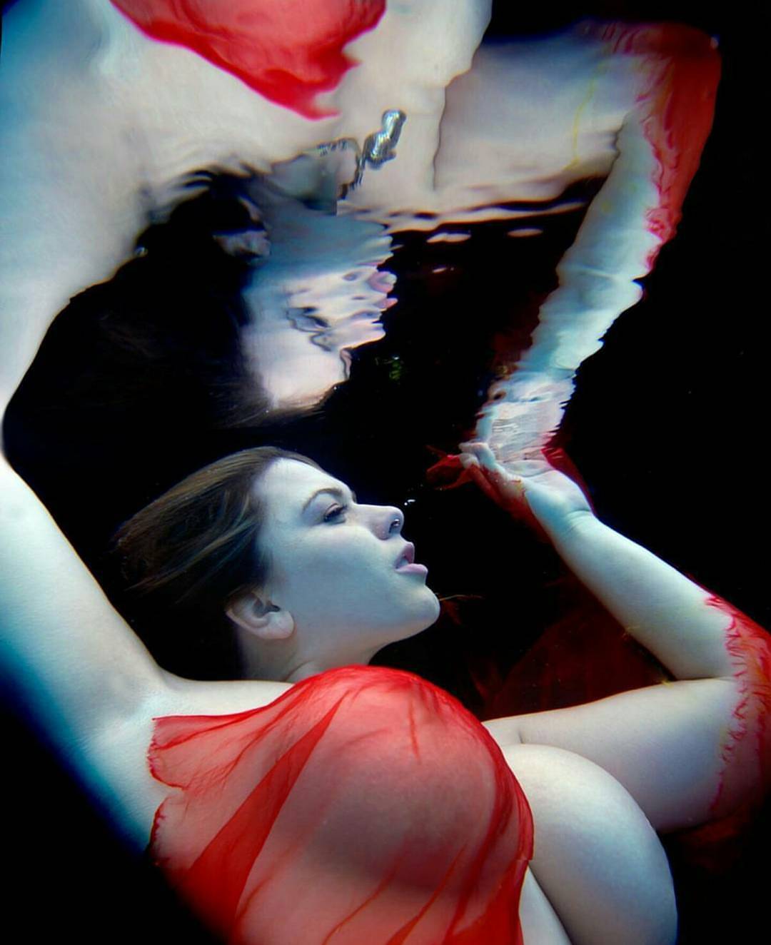 londonandrews:  As above, so below…  #underwaterphotography #mermaid #darkwater