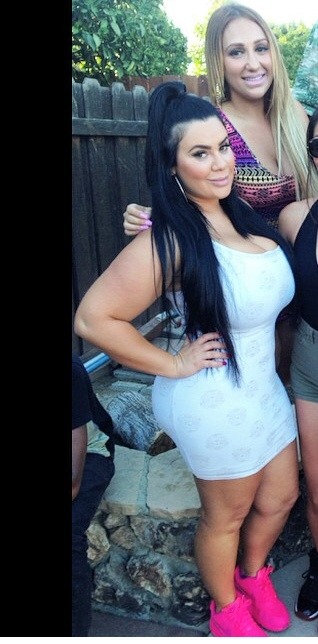 bigthanglong1:  allkindsofass21:  Check that first pic pussy so fat u can see it