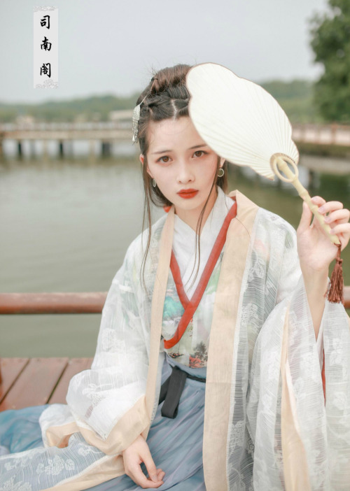 Traditional Chinese hanfu by 司南阁