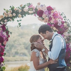 lapisdenoiva:  Paixão por arcos de flores na cerimônia! 🌷💕🌺 #inlove #muitoamor #arcodeflores #cerimonia #altar #weddingday #casamentodedia #flores #flowerlover  {foto: @guijorgephotography}