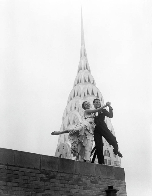 newyorkthegoldenage:Dance duo Ramon and Rosita demonstrate the Southampton Hop atop the Chanin Build